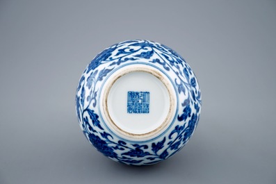 Een blauw-witte Chinese tianqiuping bolvaas met lotus decor, 19/20e eeuw