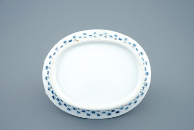 Un panier ajour&eacute; sur pr&eacute;sentoir en porcelaine de Chine bleu et blanc, Qianlong, 18&egrave;me