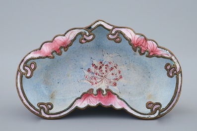 A Chinese Canton enamel brush washer in the form of a bat, 18/19th C.
