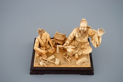 Un groupe en ivoire sculpt&eacute; d'un charpentier avec son &eacute;l&egrave;ve, vers 1900