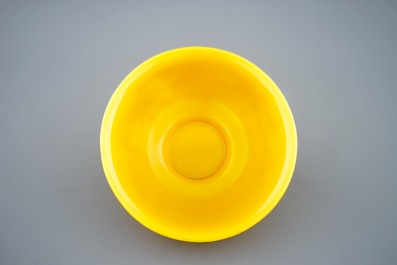 Un bol &agrave; d&eacute;cor en relief en verre de P&eacute;kin, Chine 19&egrave;me