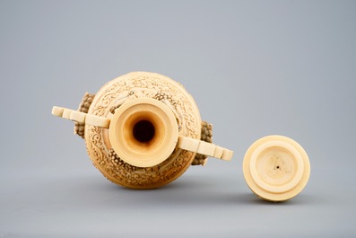 Een Chinese ivoren vaas met deksel op houten basis, begin 20e eeuw
