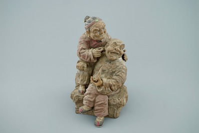 Een lot van 3 grote gesigneerde groepen in deels geglazuurd Chinees Shiwan aardewerk, 20e eeuw