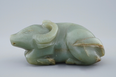 Een donker celadon jade model van een os, Qing