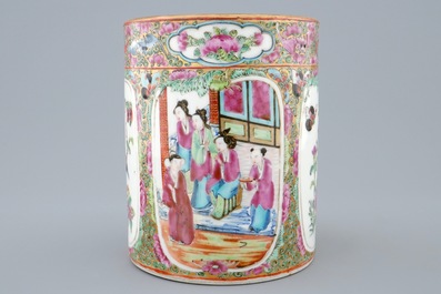 Cinq vases, un pot &agrave; pinceaux et une th&eacute;i&egrave;re en porcelaine de Chine famille rose et bleu et blanc, 19/20&egrave;me
