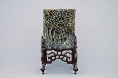 Een Chinees tafelscherm in gestoken imitatie-jade zeepsteen, 19/20e eeuw