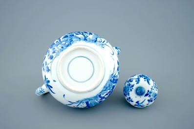 Een grote blauw-witte theepot en deksel met pauwen, Kangxi