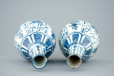 Une paire de vases en porcelaine de Chine bleu et blanc de type Kraak, Wanli, 1573-1619