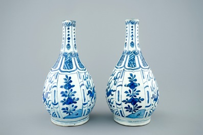 Een paar Chinese blauw-witte flesvormige vazen met paarden, Ming Dynastie, Wanli, 1573-1619
