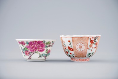 Deux tasses et soucoupes en porcelaine de Chine famille rose et verte-Imari, Kangxi/Yongzheng