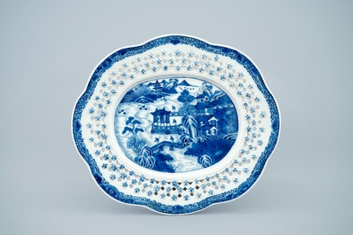 Een blauw-witte Chinese ajour bewerkte mand op onderschotel, Qianlong, 18e eeuw