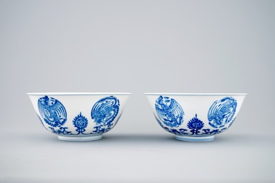 Une paire de bols en porcelaine de Chine bleu et blanc aux ph&eacute;nix, Kangxi