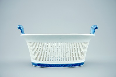 A Chinese blue and white pierced basket on stand, Qianlong, 18th C.