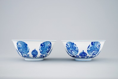 Een fraai paar Chinese blauw-witte kommen met phoenixen, Kangxi