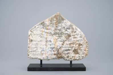 Een fragment van een Chinees marmeren reli&euml;f, Noordelijk Qi of Sui Dynastie, 6/7e eeuw