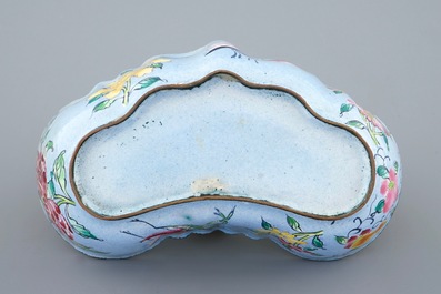 A Chinese Canton enamel brush washer in the form of a bat, 18/19th C.