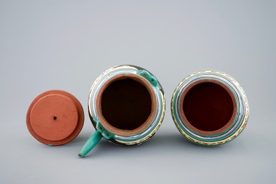 Une th&eacute;i&egrave;re et son couvercle en gr&egrave;s &eacute;maill&eacute; de Yixing et un pot de conservation, Chine, 19&egrave;me