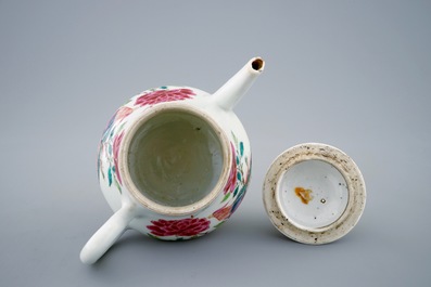 Une th&eacute;i&egrave;re et son couvercle en porcelaine de Chine famille rose &agrave; d&eacute;cor de faisants, Yongzheng, 1723-1735