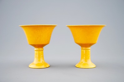 Une paire de coupes en porcelaine de Chine jaune monochrome aux dragons incis&eacute;s, 19/20&egrave;me