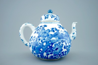 Une grande th&eacute;i&egrave;re en porcelaine de Chine bleu et blanc aux paons, Kangxi