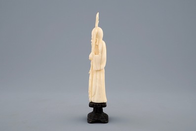 A group of 4 Chinese ivory carvings incl. figures of Buddha, late 19th to early 20th C.