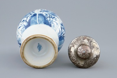 Une bo&icirc;te &agrave; th&eacute; en porcelaine de Chine bleu et blanc mont&eacute;e en argent, Kangxi
