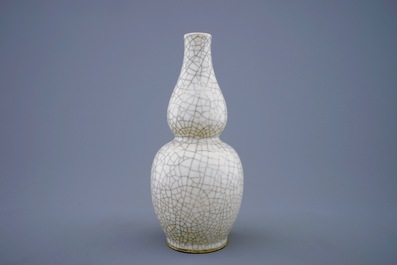 Un vase monochrome de forme double gourde en porcelaine de Chine craquel&eacute;, 19&egrave;me