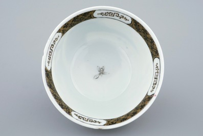 Une tasse et soucoupe en porcelaine de Chine famille rose au paysage montagnard, Yongzheng, 1723-1735