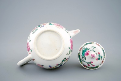Une th&eacute;i&egrave;re et son couvercle en porcelaine de Chine famille rose, Yongzheng/Qianlong