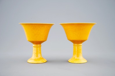 Une paire de coupes en porcelaine de Chine jaune monochrome aux dragons incis&eacute;s, 19/20&egrave;me