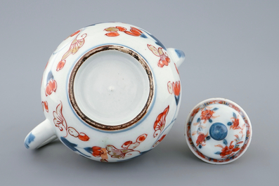 Une th&eacute;i&egrave;re et son couvercle en porcelaine Imari de Japon, Edo, 18&egrave;me