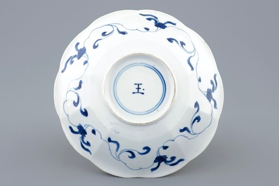Een Chinees blauw-wit gelobd bord met lange Lijzen, Kangxi