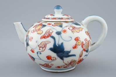 A fine Japanese Imari teapot and cover, Edo, 18th C.