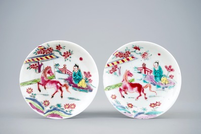 Een paar Chinese famille rose koppen en schotels met paarden, Yongzheng, 1723-1735