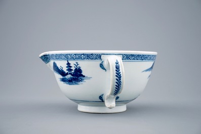 Une sauci&egrave;re en porcelaine de Chine bleu et blanc du Nanking cargo, Qianlong