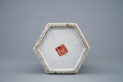 Een Chinese opengewerkte hoedenstandaard met draken op een zwarte fond, 19e eeuw