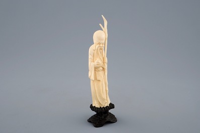 Un lot de 4 figures en ivoire sculpt&eacute;, Chine, fin du 19&egrave;me vers d&eacute;but du 20&egrave;me