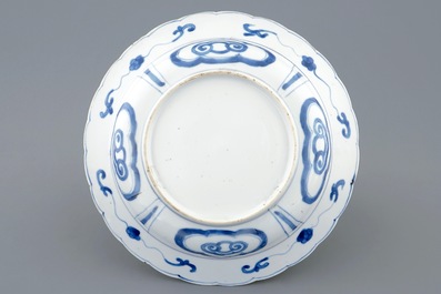 Een Chinees blauw-wit bord in kraak stijl, Kangxi