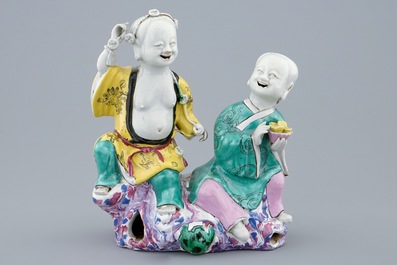 Een Chinese famille rose groep van de Onsterfelijke Tweeling, Hehe Erxian, 18e eeuw