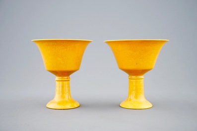 A pair of Chinese underglaze decorated stem cups with dragons, 19/20th C.