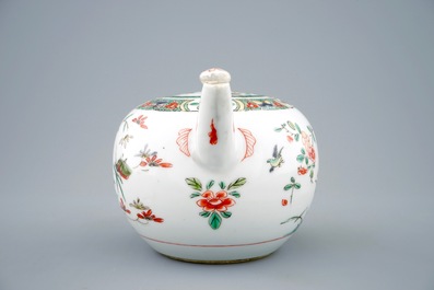 Une th&eacute;i&egrave;re et son couvercle en porcelaine de Chine famille verte, Kangxi