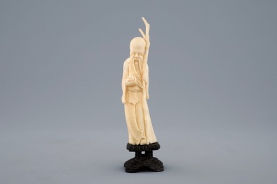 A group of 4 Chinese ivory carvings incl. figures of Buddha, late 19th to early 20th C.