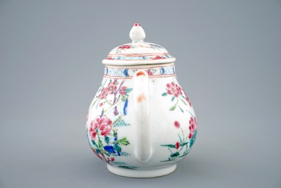 Une th&eacute;i&egrave;re et son couvercle en porcelaine de Chine famille rose &agrave; d&eacute;cor de canards, Yongzheng, 1723-1735