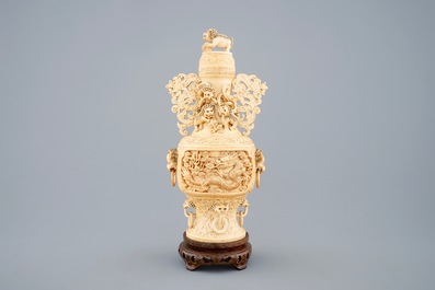 Een Chinese ivoren vaas met deksel op houten basis, begin 20e eeuw