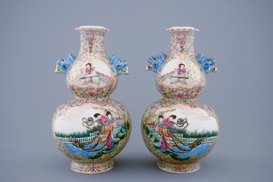 Une paire de vases en porcelaine de Chine famille rose, R&eacute;publique, 20&egrave;me