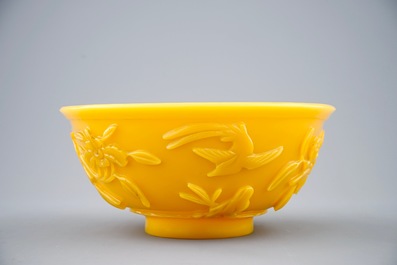 Een Chinese kom in geel Peking glas met reli&euml;fdecor, 19e eeuw