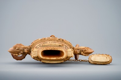 Een fijne Chinese ivoren dekselvaas, 19e eeuw