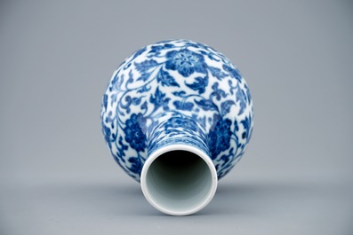 A blue and white Chinese tianqiuping bottle vase with lotus scrolls, 19/20th C.