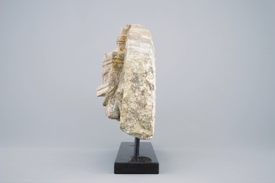 Un fragment d'un st&egrave;le bouddhiste en marbre, Chine, Dynastie Qi du Nord ou Sui, 6/7&egrave;me