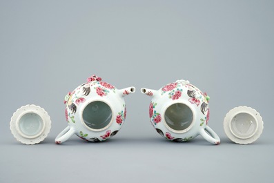 Une paire de th&eacute;i&egrave;res en porcelaine de Chine famille rose &agrave; d&eacute;cor en reli&euml;f, Yongzheng, 1723-1735